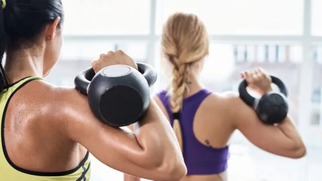 Un catedrático en ejercicio físico afirma que lo ideal es entrenar por las mañanas con fuerza