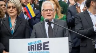 El padre del senador asesinado Miguel Uribe anuncia su candidatura para presidir Colombia