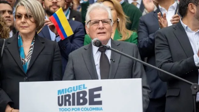 El padre del senador asesinado Miguel Uribe anuncia su candidatura para presidir Colombia