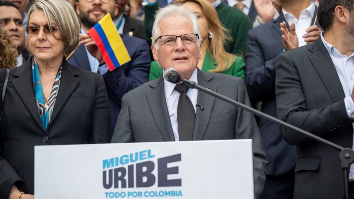 El padre del senador asesinado Miguel Uribe anuncia su candidatura para presidir Colombia