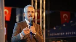 Un ministro de Turquía, multado por grabarse conduciendo a 255 kilómetros por hora