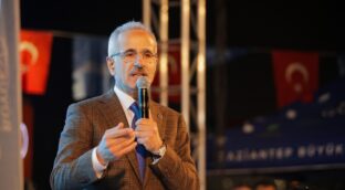 Un ministro de Turquía, multado por grabarse conduciendo a 255 kilómetros por hora