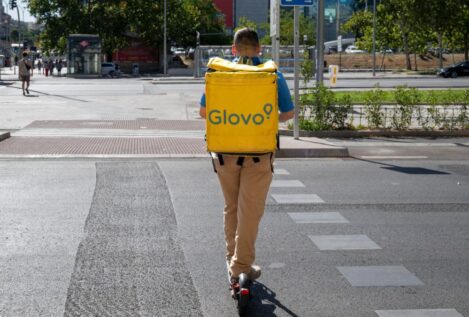 Multa de 847.000 euros a Glovo por emplear a extranjeros sin permiso de trabajo en Sevilla