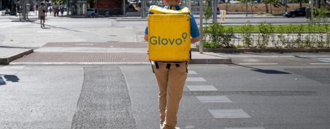 Multa de 847.000 euros a Glovo por emplear a extranjeros sin permiso de trabajo en Sevilla