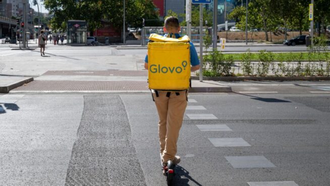 Multa de 847.000 euros a Glovo por emplear a extranjeros sin permiso de trabajo en Sevilla
