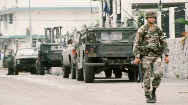 ¿Qué planea EEUU en Venezuela? El despliegue recuerda la invasión de Panamá