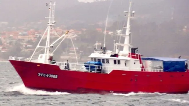 Naufraga un pesquero gallego cerca de las Azores y rescatan a sus 11 tripulantes
