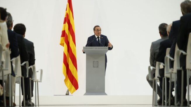 Piden al Parlament que «respete» la legalidad y exhiba siempre la bandera de España