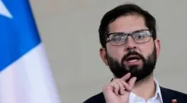 Boric envía a su ministro de Interior a Argentina tras los altercados en un partido de fútbol