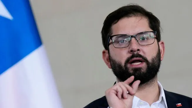 Boric envía a su ministro de Interior a Argentina tras los altercados en un partido de fútbol