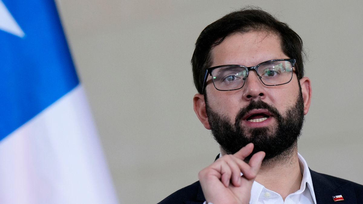 Boric envía a su ministro de Interior a Argentina tras los altercados en un partido de fútbol