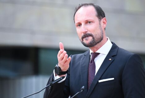 El príncipe heredero de Noruega reconoce la «difícil» situación judicial del hijo de Mette-Marit