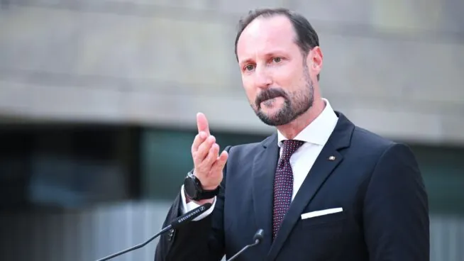 El príncipe heredero de Noruega reconoce la «difícil» situación judicial del hijo de Mette-Marit
