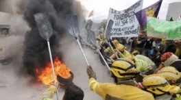 Protestas frente a las Cortes de Castilla y León por los fuegos: «Mañueco dimisión»