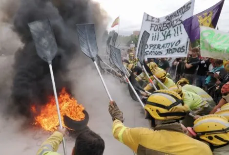 Protestas frente a las Cortes de Castilla y León por los fuegos: «Mañueco dimisión»