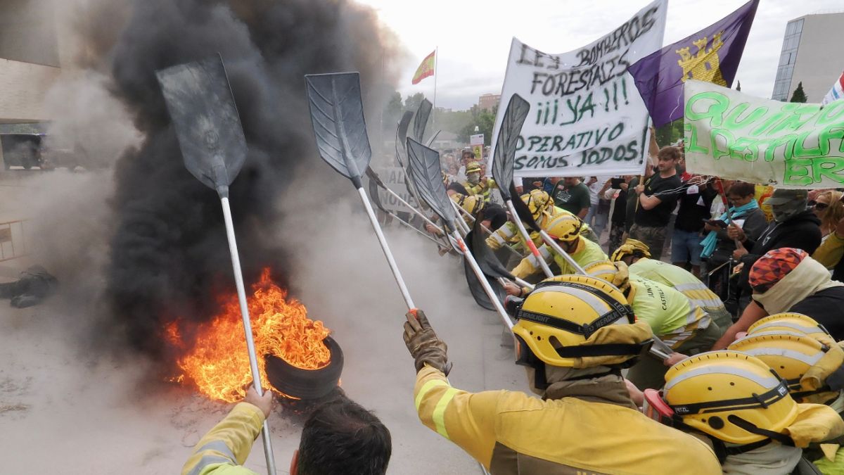 Protestas frente a las Cortes de Castilla y León por los fuegos: «Mañueco dimisión»