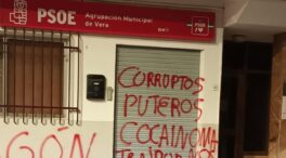 Vandalizan la sede del PSOE en Vera (Almería) con pintadas: «Corruptos» y «puteros»