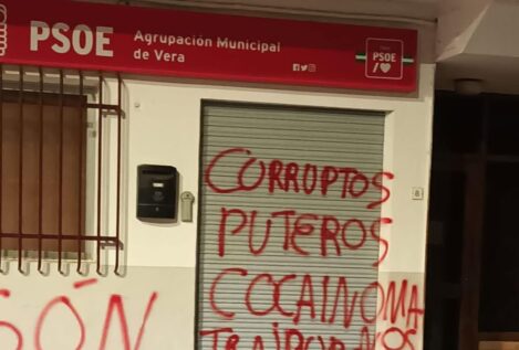 Vandalizan la sede del PSOE en Vera (Almería) con pintadas: «Corruptos» y «puteros»