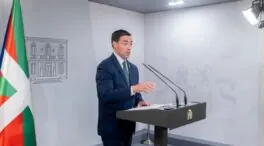 El reparto de menas enfrenta a Pradales y Moreno: «Llegan en bus desde Andalucía»
