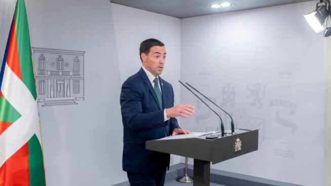 El reparto de menas enfrenta a Pradales y Moreno: «Llegan en bus desde Andalucía»