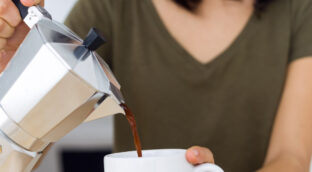 La 'resaca' del café: del dolor de cabeza a la somnolencia cuando te pasas de cafeína