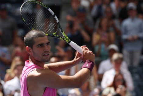 Alcaraz supera los problemas físicos y arrasa a Darderi para avanzar a octavos del US Open