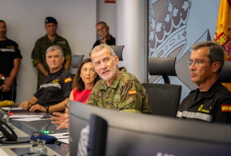 El Rey visita el cuartel general de la UME para conocer su despliegue en los incendios