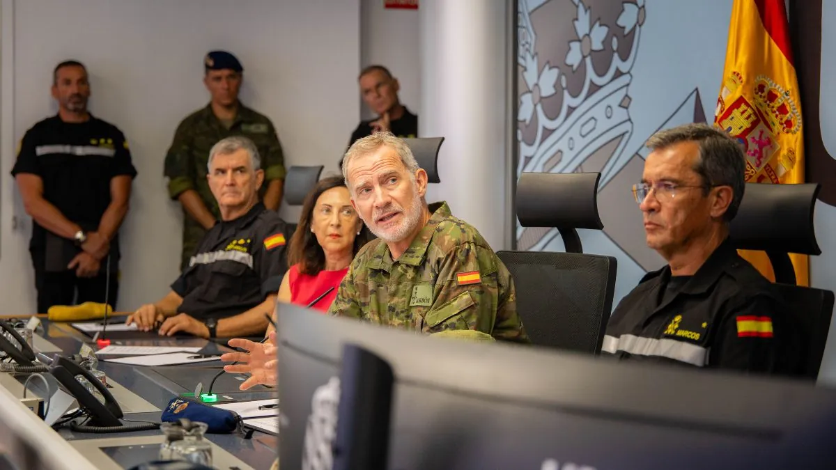 El Rey visita el cuartel general de la UME para conocer su despliegue en los incendios