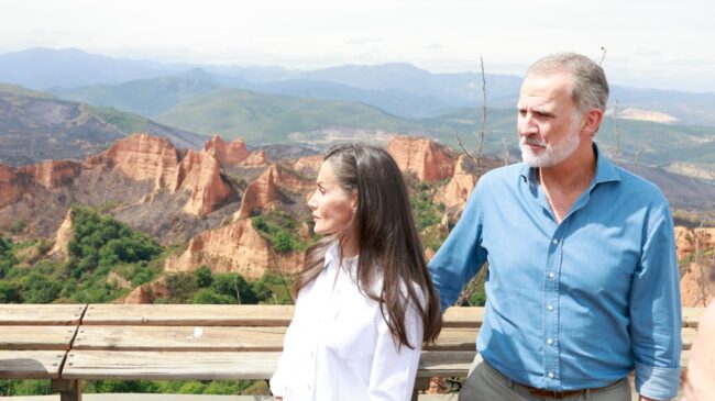 Felipe VI, «desolado» al ver la «dimensión de la tragedia» de los incendios en Las Médulas