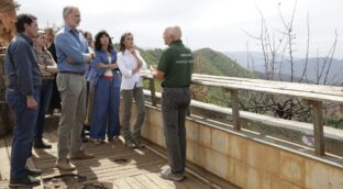 Felipe VI, «desolado» al ver la «dimensión de la tragedia» de los incendios en Las Médulas
