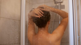 Ni tan refrescante, ni saludable: por qué no deberías dormir con el pelo mojado