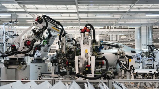 La insaciable demanda de misiles ha conducido a algo revolucionario: robotizar las fábricas