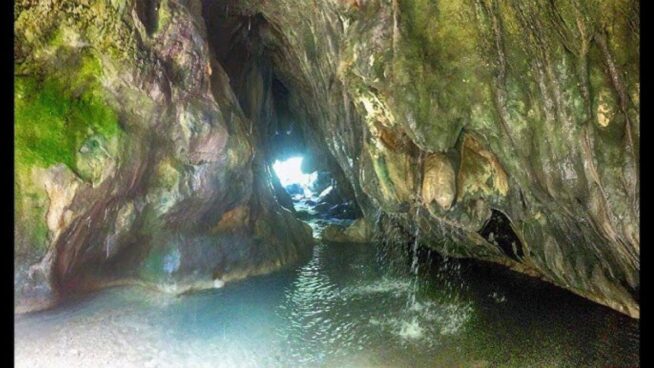 Ruta imprescindible en Cataluña: pozas de agua cristalina y cueva que parece de 'Jurassic Park'