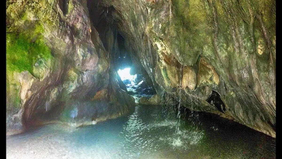 Ruta imprescindible en Cataluña: pozas de agua cristalina y cueva que parece de ‘Jurassic Park’