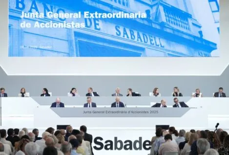 El inversor 'rebelde' del Sabadell es el otro perdedor de la opa: tiene un pie fuera del banco