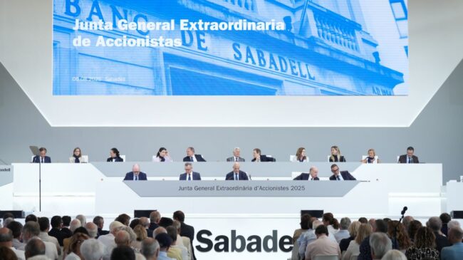 El Sabadell acepta la venta de TSB y convierte su junta en un alegato contra la opa del BBVA