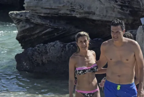 Pedro Sánchez y Begoña Gómez aterrizan en Lanzarote para pasar 23 días de vacaciones