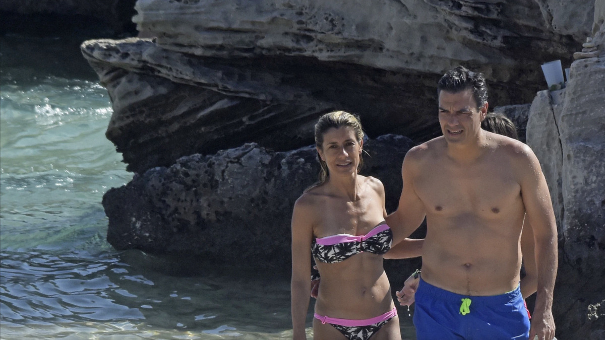 Pedro Sánchez y Begoña Gómez aterrizan en Lanzarote para pasar 23 días de vacaciones