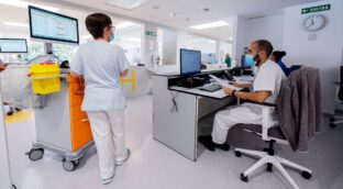 España tendrá un déficit de 100.000 sanitarios en 2035 por la jubilación de los 'baby boomers'