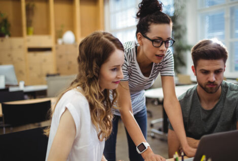 El 35% de los jóvenes en España se arrepiente de elegir el sector en el que trabaja