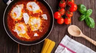 Strapatsada: la receta griega con tomate, huevos y queso feta fácil de hacer en casa