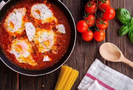 Strapatsada: la receta griega con tomate, huevos y queso feta fácil de hacer en casa
