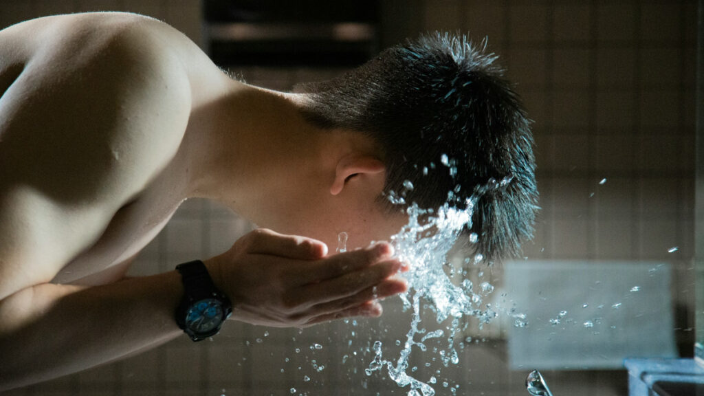 sudor-aliado-joven-refrescar-cara