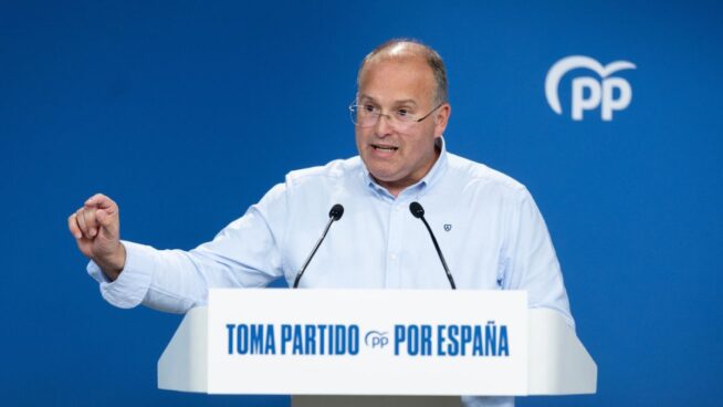 Tellado acusa a Sánchez de «megalomanía» por su «desproporcionada» escolta en vacaciones