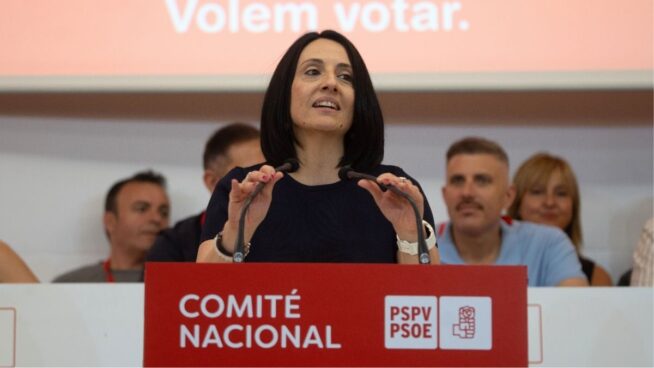 El PSOE llama «caradura» a Feijóo por aplaudir a los presidentes del PP ante los incendios