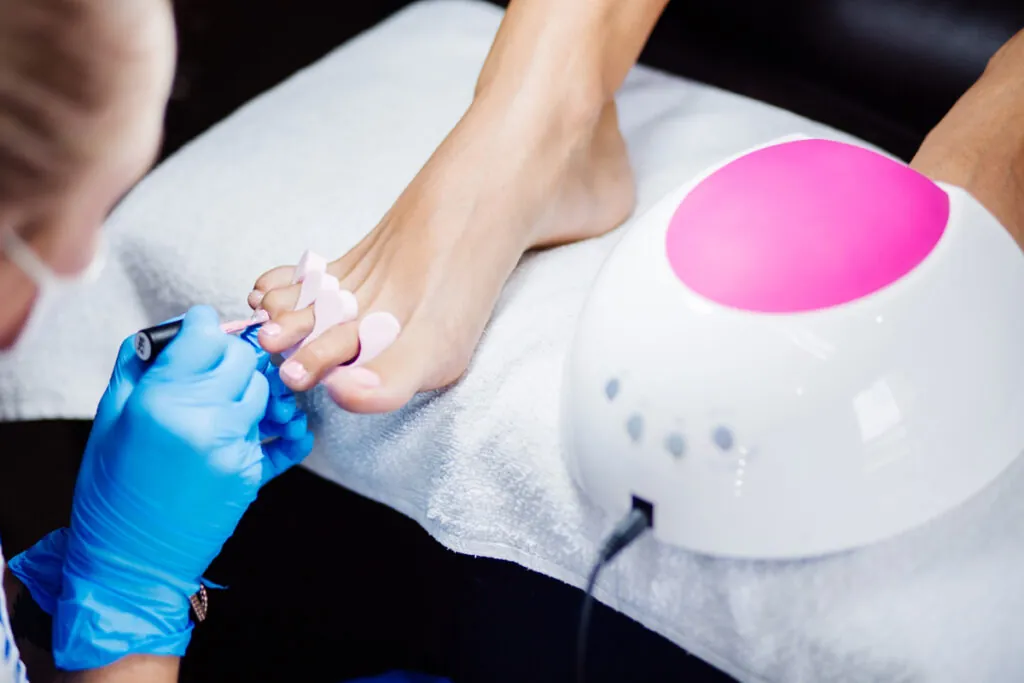 Tratamiento en las uñas de los pies. (Fuente: Freepik/Kroshka_nastya)