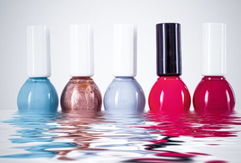 Este es el truco viral definitivo para eliminar las manchas del esmalte de uñas