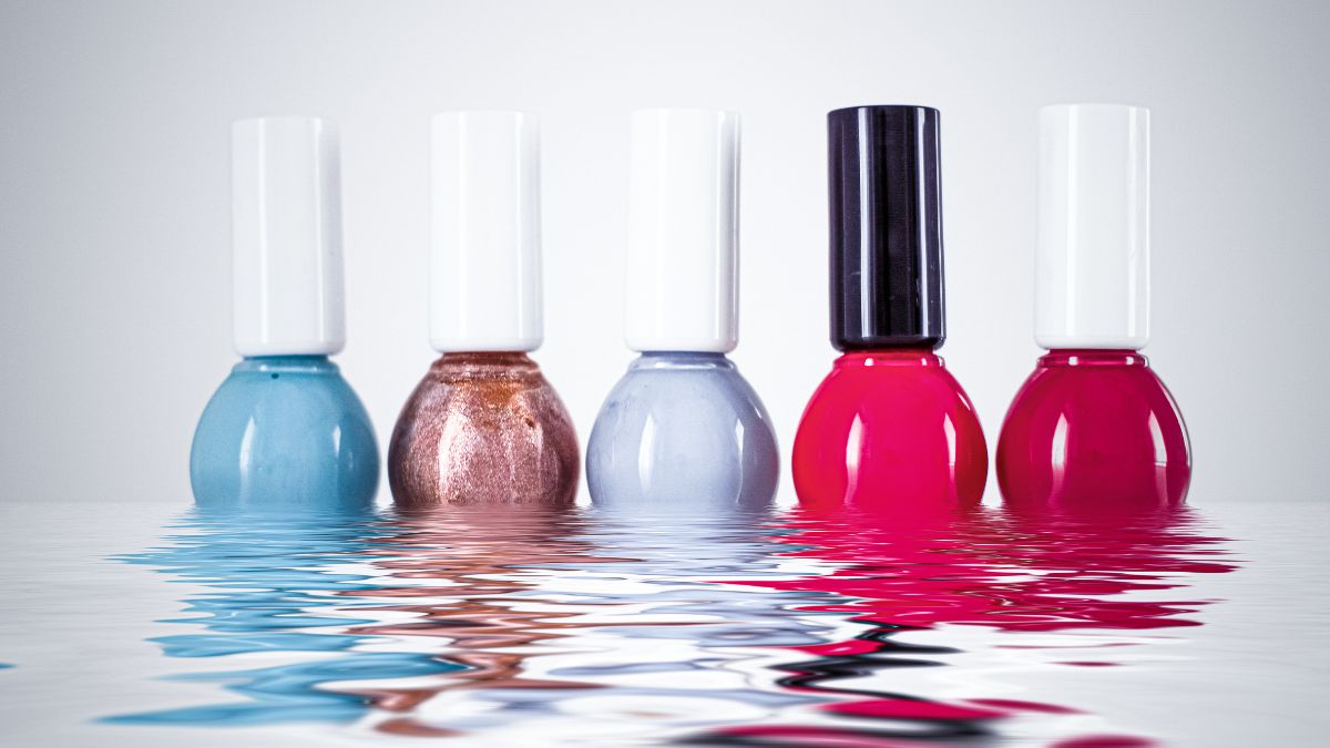 Este es el truco viral definitivo para eliminar las manchas del esmalte de uñas