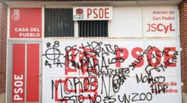 Vandalizan la Casa del Pueblo del PSOE en Arenas (Ávila) con pintadas con simbología nazi