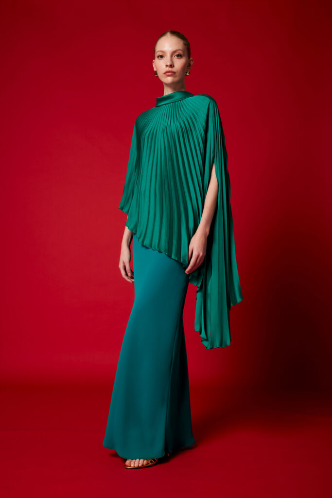 Vestido verde con capa plisada de Carla Ruiz